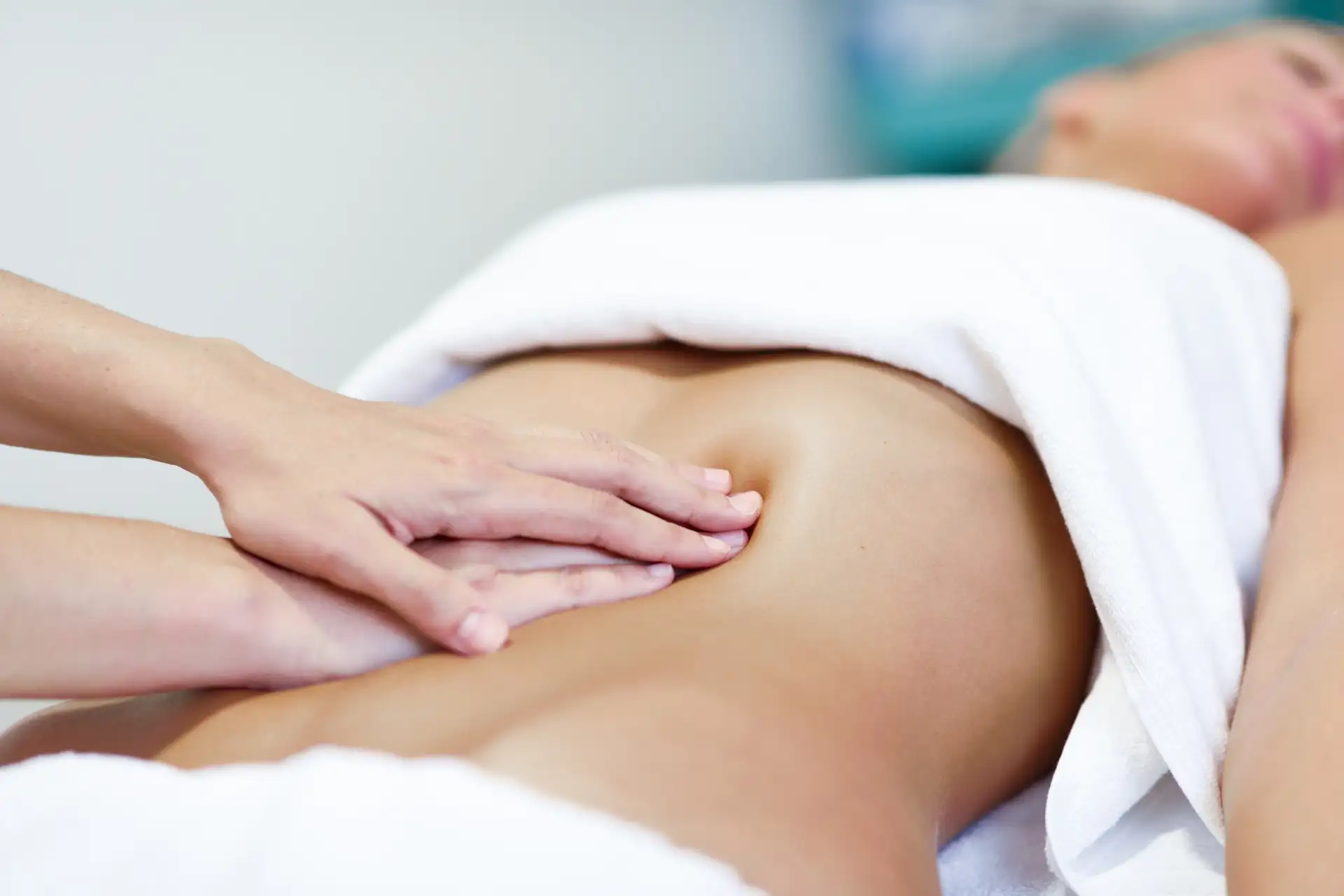 holistyczne_terapie_manualne_bartlomiej_kozuch usatwiveia systemie totalna biologia osteopatia mikrokinezyterpaia biokinezjologia NST